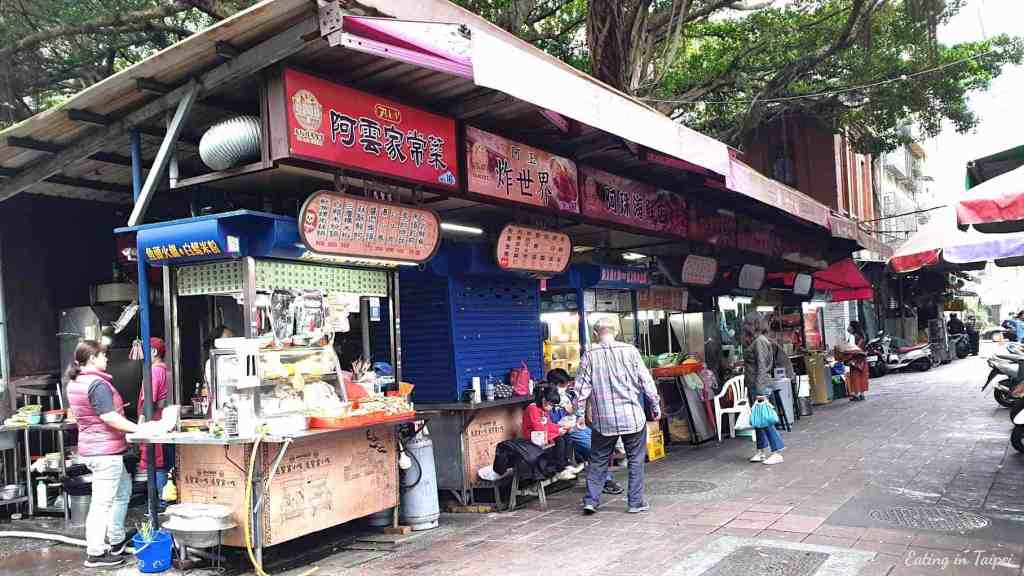 Food street in front of Cisheng temple