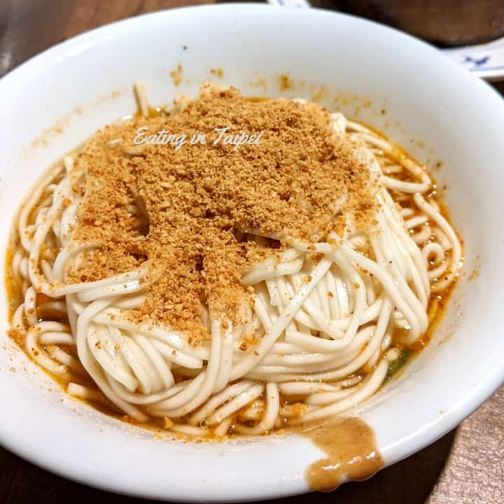 The noodles come with peanut powder on top